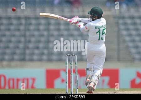 Mushfiqur Rahim schlägt am vierten Tag des alleinigen Testspiels zwischen Bangladesch und Irland im Sher-e-Bangla National Cricket Stadium, Mirpur, D. Stockfoto