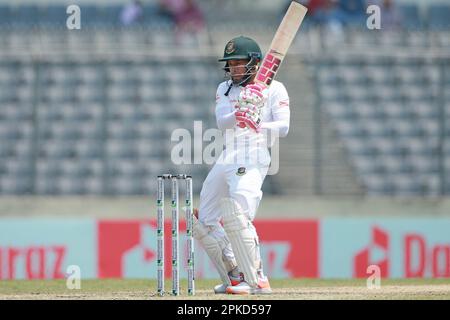 Mushfiqur Rahim schlägt am vierten Tag des alleinigen Testspiels zwischen Bangladesch und Irland im Sher-e-Bangla National Cricket Stadium, Mirpur, D. Stockfoto