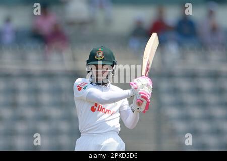 Mushfiqur Rahim schlägt am vierten Tag des alleinigen Testspiels zwischen Bangladesch und Irland im Sher-e-Bangla National Cricket Stadium, Mirpur, D. Stockfoto