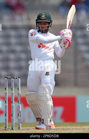 Mushfiqur Rahim schlägt am vierten Tag des alleinigen Testspiels zwischen Bangladesch und Irland im Sher-e-Bangla National Cricket Stadium, Mirpur, D. Stockfoto