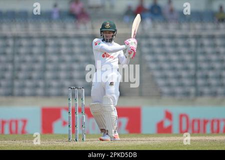 Mushfiqur Rahim schlägt am vierten Tag des alleinigen Testspiels zwischen Bangladesch und Irland im Sher-e-Bangla National Cricket Stadium, Mirpur, D. Stockfoto