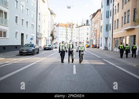 München, Deutschland. 06. April 2023. Am 6. April 2023 versammelten sich mehrere hundert junge Menschen in München, um gemeinsam mit dem Bund für Gestesfreiheit ( BfG ) und einigen DJ-Kollektiven gegen das Tanzverbot an sogenannten stillen Tagen zu demonstrieren. (Foto: Alexander Pohl/Sipa USA) Guthaben: SIPA USA/Alamy Live News Stockfoto