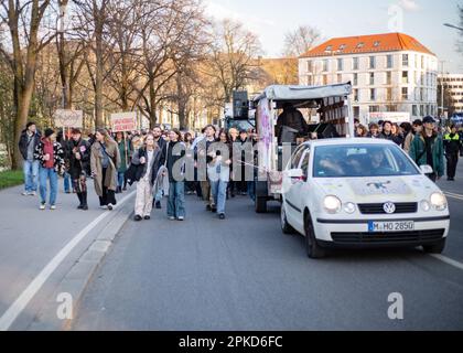 München, Deutschland. 06. April 2023. Am 6. April 2023 versammelten sich mehrere hundert junge Menschen in München, um gemeinsam mit dem Bund für Gestesfreiheit ( BfG ) und einigen DJ-Kollektiven gegen das Tanzverbot an sogenannten stillen Tagen zu demonstrieren. (Foto: Alexander Pohl/Sipa USA) Guthaben: SIPA USA/Alamy Live News Stockfoto