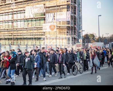 München, Deutschland. 06. April 2023. Am 6. April 2023 versammelten sich mehrere hundert junge Menschen in München, um gemeinsam mit dem Bund für Gestesfreiheit ( BfG ) und einigen DJ-Kollektiven gegen das Tanzverbot an sogenannten stillen Tagen zu demonstrieren. (Foto: Alexander Pohl/Sipa USA) Guthaben: SIPA USA/Alamy Live News Stockfoto