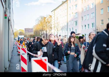 München, Deutschland. 06. April 2023. Am 6. April 2023 versammelten sich mehrere hundert junge Menschen in München, um gemeinsam mit dem Bund für Gestesfreiheit ( BfG ) und einigen DJ-Kollektiven gegen das Tanzverbot an sogenannten stillen Tagen zu demonstrieren. (Foto: Alexander Pohl/Sipa USA) Guthaben: SIPA USA/Alamy Live News Stockfoto