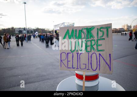 München, Deutschland. 06. April 2023. Am 6. April 2023 versammelten sich mehrere hundert junge Menschen in München, um gemeinsam mit dem Bund für Gestesfreiheit ( BfG ) und einigen DJ-Kollektiven gegen das Tanzverbot an sogenannten stillen Tagen zu demonstrieren. (Foto: Alexander Pohl/Sipa USA) Guthaben: SIPA USA/Alamy Live News Stockfoto