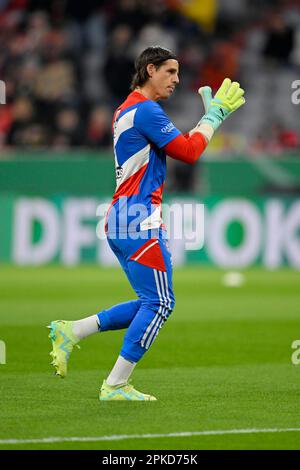 Torwart Yann Sommer FC Bayern München FCB (27), Aufwärmen, Training, DFB Cup, Allianz Arena, München, Bayern, Deutschland Stockfoto