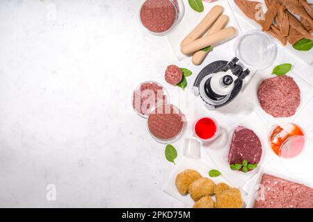 Labor gezüchtet Fleisch Alternativen Konzept, verschiedene Labor gezüchtet Fleisch-Typen rot und weiß Fleisch mit Mikroskop, Laborzubehör, Messgerät Stockfoto