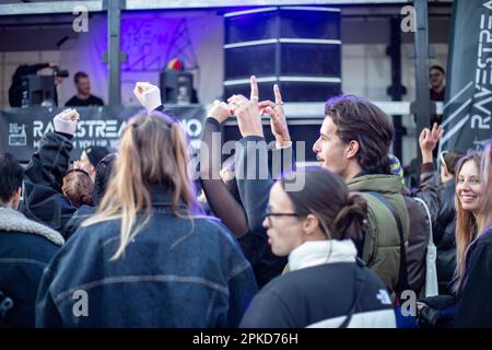 München, Deutschland. 06. April 2023. Am 6. April 2023 versammelten sich mehrere hundert junge Menschen in München, um gemeinsam mit dem Bund für Gestesfreiheit ( BfG ) und einigen DJ-Kollektiven gegen das Tanzverbot an sogenannten stillen Tagen zu demonstrieren. (Foto: Alexander Pohl/Sipa USA) Guthaben: SIPA USA/Alamy Live News Stockfoto