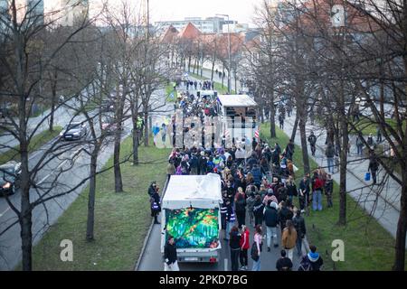 München, Deutschland. 06. April 2023. Am 6. April 2023 versammelten sich mehrere hundert junge Menschen in München, um gemeinsam mit dem Bund für Gestesfreiheit ( BfG ) und einigen DJ-Kollektiven gegen das Tanzverbot an sogenannten stillen Tagen zu demonstrieren. (Foto: Alexander Pohl/Sipa USA) Guthaben: SIPA USA/Alamy Live News Stockfoto