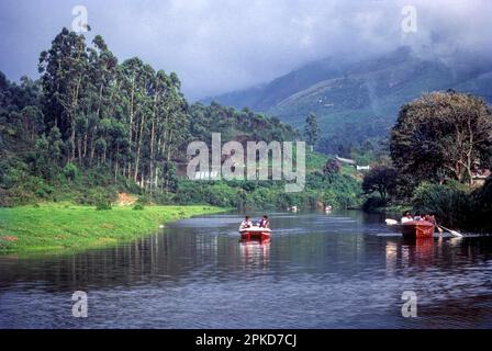 Bootstouren auf dem See im Munnar Hill Resort am Zusammenfluss von drei Flüssen, Kerala, Südindien, Indien, Asien Stockfoto
