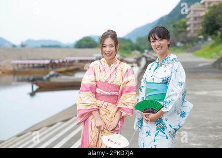 Hausboot und 2 Frauen in Yukata Stockfoto