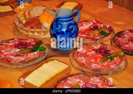 Brotbretter, Speckplatten, Brettljause, Tiroler Spezialität Stockfoto