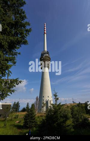 Deutschland, Hornisgrinde - 11. August 2021: SWR-Funkturm auf dem höchsten Berg im nördlichen Schwarzwald. Einzelgebäude mit Antennen und satel Stockfoto