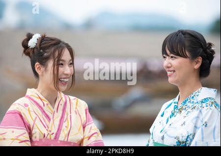 Hausboot und 2 Frauen in Yukata Stockfoto