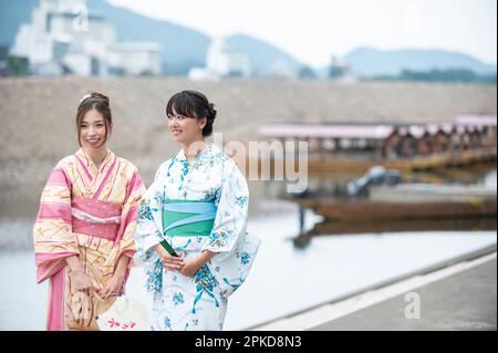 Hausboot und 2 Frauen in Yukata Stockfoto