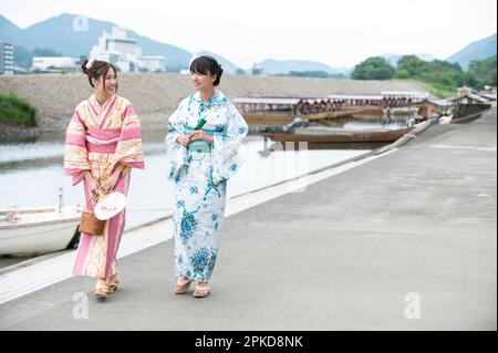 Hausboot mit 2 Frauen in Yukata Stockfoto