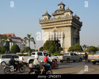 Verkehr vor dem Patuxai Gate, Victory Gate, Concrete Monument, Lane Xang Avenue, Vientiane, Hauptstadt von Laos, Provinz Vientiane, Laos Stockfoto