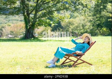 Eine Frau, die sich auf einem Campingplatz im Hochland entspannt Stockfoto