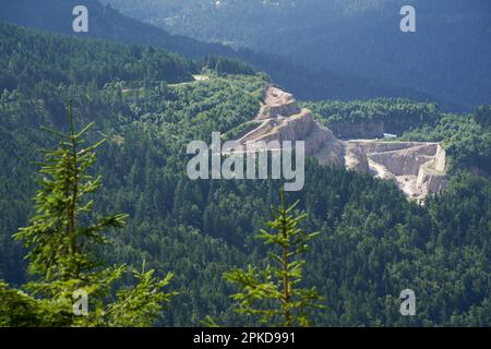 Deutschland, Hornisgrinde - 11. August 2021: VSG-Steinbruch im nördlichen Schwarzwald unter dem Berg hornisgrinde. Großer Blickwinkel. Stockfoto