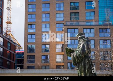 27. März 2023, Rotterdam, Niederlande, Klimaschutzaktivisten Desiderius Erasmus Statue vom Bildhauer Hendrick de Keyser, sowie Statuen auf der anderen Seite Stockfoto