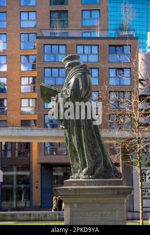 27. März 2023, Rotterdam, Niederlande, Klimaschutzaktivisten Desiderius Erasmus Statue vom Bildhauer Hendrick de Keyser, sowie Statuen auf der anderen Seite Stockfoto