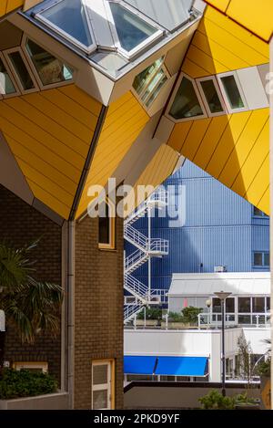 27. März 2023, Rotterdam, Niederlande, Cube Houses oder Kubuswoningen auf Niederländisch sind eine Reihe innovativer Häuser, die vom Architekten Piet Blom entworfen wurden. Stockfoto