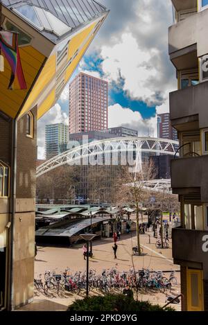 27. März 2023, Rotterdam, Niederlande, Cube Houses oder Kubuswoningen auf Niederländisch sind eine Reihe innovativer Häuser, die vom Architekten Piet Blom entworfen wurden. Stockfoto