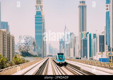 Monorail Subway fährt zwischen gläsernen Wolkenkratzern in Dubai. Verkehr auf der Straße in Dubai. Museum der Zukunft in Dubai. Skyline mit Stadtbild. Stadt Stockfoto