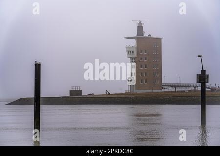 Dichter Nebel im Winter, über der Mündung der Elbe in die Nordsee, Radarturm der Water and Shipping Authority (WSA) Cuxhaven, an der Alten Stockfoto