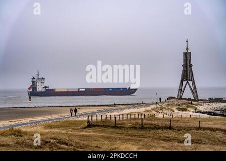 Dichter Nebel im Winter, hängt über der Mündung der Elbe in die Nordsee, Seemarker und Wahrzeichen Kugelbake Frachtschiff geht in die untere Elbe, Cuxhaven Stockfoto