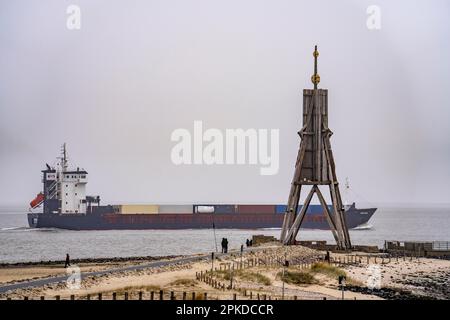 Dichter Nebel im Winter, hängt über der Mündung der Elbe in die Nordsee, Seemarker und Wahrzeichen Kugelbake Frachtschiff geht in die untere Elbe, Cuxhaven Stockfoto