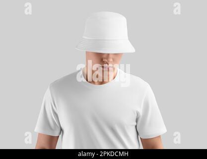 Modell eines weißen panamas für einen Mann in einem T-Shirt, ein Frühlings- und Sommeraccessoire isoliert im Hintergrund. Modische Kopfbedeckungsvorlage (Unisex) für Design, S. Stockfoto