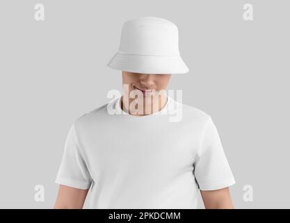 Weiße panama-Vorlage für Sonnenschutz, Modeaccessoire auf lächelndem Mann im T-Shirt, isoliert auf Hintergrund. Modell eines stylischen Mützens für einen Kerl, Unis Stockfoto