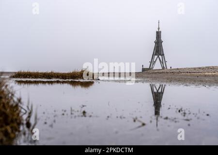 Dichter Nebel im Winter, hängt über der Mündung der Elbe in die Nordsee, Seemarker und Wahrzeichen Kugelbake führt in die untere Elbe, Cuxhaven, Lower Sax Stockfoto