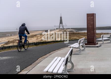 Dichter Nebel im Winter, über der Mündung der Elbe in die Nordsee, Meeresmarker und Wahrzeichen Kugelbake Cuxhaven, Niedersachsen, Deutschland, Stockfoto