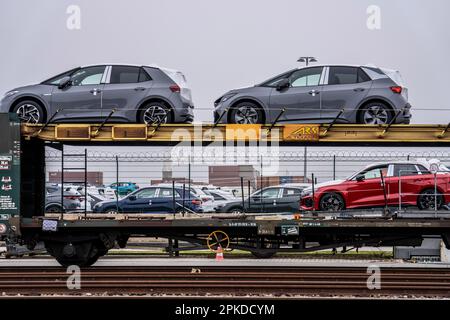 Güterzug, Autotransporter bringt neue Autos aus Deutschland, für den Export per Schiff, in den Hafen von Cuxhaven, RoRo Autoladung in überwiegend europäische Länder, C Stockfoto