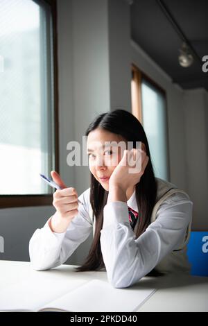 Ein Highschool-Mädchen, das Daumen nach oben gibt Stockfoto