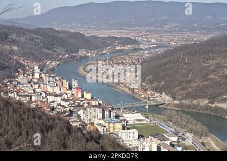 Zvorrnik, Bosnien und Herzegowina – Februar 2023: Zvornik und Fluss Drina von der Festung K.u.k. in Kula Grad über Zvornik aus gesehen Stockfoto