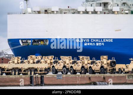 US-Militärfahrzeuge im Seehafen Bremerhaven kommen aus den USA und werden als militärische Hilfe weiter nach Niedersachsen, Germa, transportiert Stockfoto