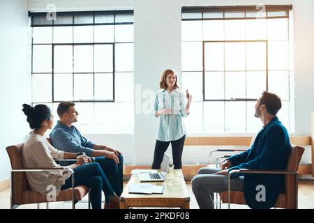 Sprechen wir über Wachstum. Eine Gruppe junger Geschäftsleute, die ein Meeting in einem modernen Büro abhalten. Stockfoto