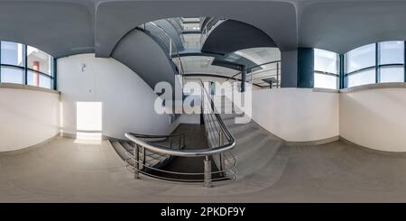 Volle sphärische Hdri 360 Panoramaaussicht in einer leeren modernen Halle in der Nähe der Notausstiegs- und Evakuierungstreppe in der Leiter im neuen Bürogebäude in Equrectang Stockfoto
