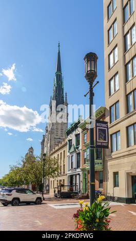 Die historische State Street in Harrisburg, der Hauptstadt des Commonwealth of Pennsylvania, ist die perfekte Kulisse. Stockfoto