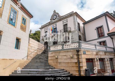 Rathaus befindet sich auf einem Hügel im malerischen Dorf Cudillero, Asturien. Stockfoto