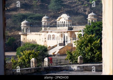 Gebäude in der Nähe von Sisodia Rani Palast und Garten, in Jaipur, Rajasthan, Indien Stockfoto