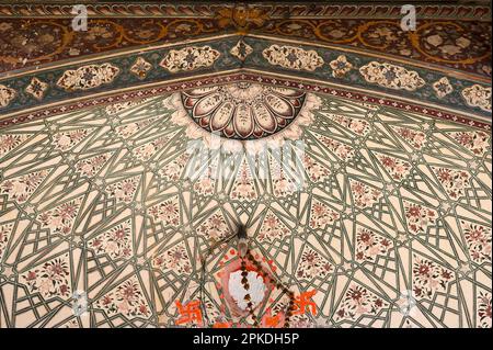 Farbenfrohe Decke des Shri Chaturbhuj Tempels, Purana Ghat, Thikana Galta Ji in Jaipur, Rajasthan, Indien Stockfoto
