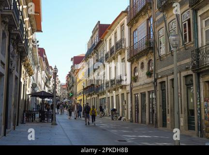 Typische alte Häuser in der Altstadt von Porto Stockfoto