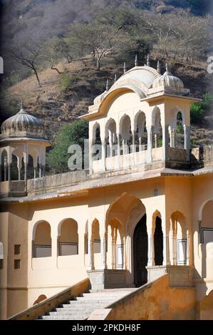 Altes Gebäude in der Nähe von Sisodia Rani Palast und Garten, in Jaipur, Rajasthan, Indien Stockfoto