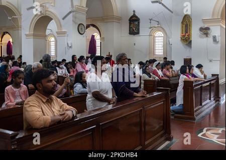 New Delhi, Delhi, Indien. 7. April 2023. Christen beten am Karfreitag in der Sacred Heart Cathedral in Neu-Delhi, Indien, am 7. April 2023. Karfreitag wird jedes Jahr zum Gedenken an den Tod und die Auferstehung Jesu Christi begangen. (Kreditbild: © Kabir Jhangiani/ZUMA Press Wire) NUR REDAKTIONELLE VERWENDUNG! Nicht für den kommerziellen GEBRAUCH! Stockfoto