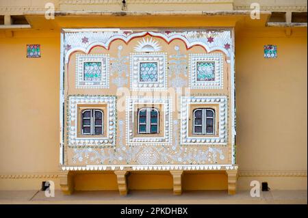 Spiegelarbeiten an der Außenwand von Sheesh Mahal, auf dem Gelände von Nahargarh Fort, Jaipur, Rajasthan, Indien Stockfoto